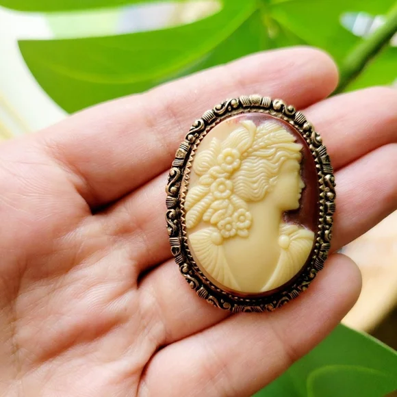 Vintage Cameo Bouchet Brooch Pin